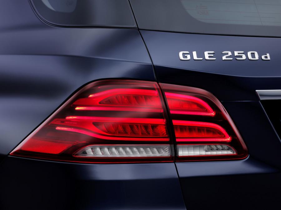  Mercedes-Benz GLE250d 4Matic 2015 года  (фото 16 из 34)